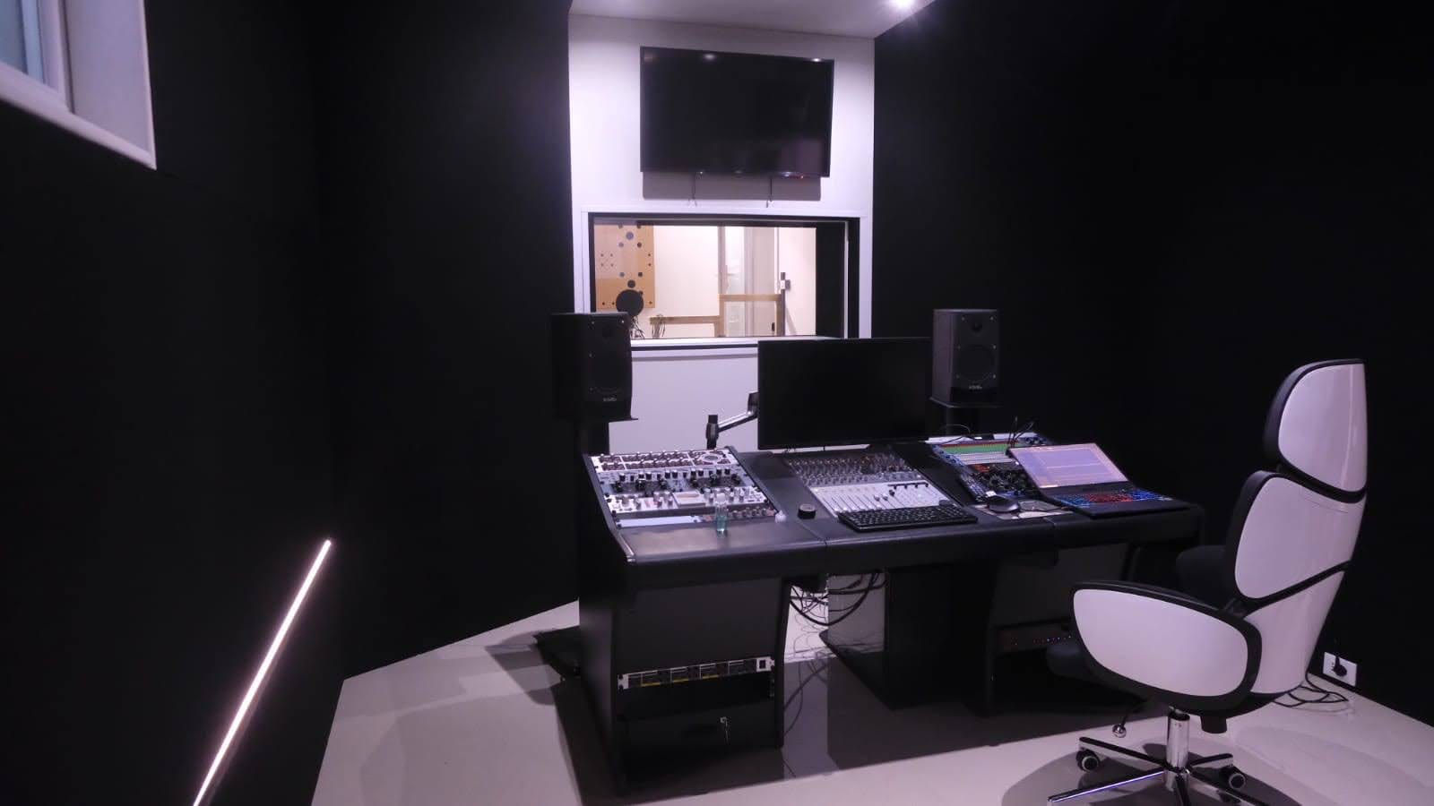 studio desk white chair 4cmp academy